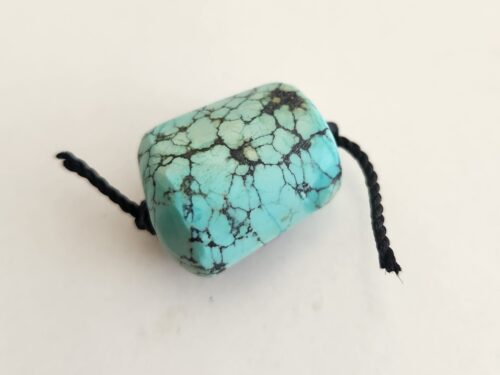 Rare Tibetan turquoise bead 37 carat with natural matrix patterns, semi-precious gemstone for jewelry making and collection חרוז טורקיז טיבטי נדיר 37 קארט עם דוגמאות מטריקס טבעיות, אבן חן למחצה לייצור תכשיטים ואספנות