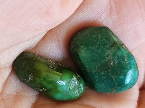 Two polished Tibetan turquoise cabochons, 30 carat hand-cut natural gemstones in green and teal tones שני קבושונים טורקיז טיבטי ישן, אבני חן טבעיות בגוונים ירוקים וטורקיז, ליטוש ידני 30 קראט
