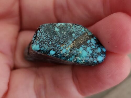 Raw Tibetan turquoise cabochon stone, hand-polished natural gemstone with blue-green patina, 58 carats, rough cut mineral specimen קבושון טורקיז טיבטי גולמי, אבן חן טבעית מלוטשת ידנית עם פטינה כחולה-ירוקה, 58 קארט, דגימת מינרל בחיתוך גולמי