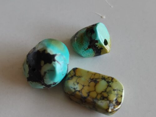 Three handcrafted old Tibetan turquoise cabochons, 41 carats total, featuring natural blue-green patina and polished gemstones שלושה קבושונים טורקיז טיבטי ישן בליטוש ידני, 41 קארט, אבני חן טבעיות בגוון תכלת-ירוק עם פטינה טבעית