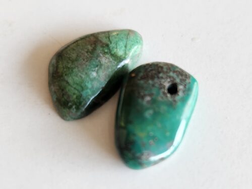 Two antique Tibetan turquoise cabochons with hand-polished finish, 20 carat gemstones שני קבושונים טורקיז טיבטי עתיק עם ליטוש ידני, אבני חן בנפח 20 קארט